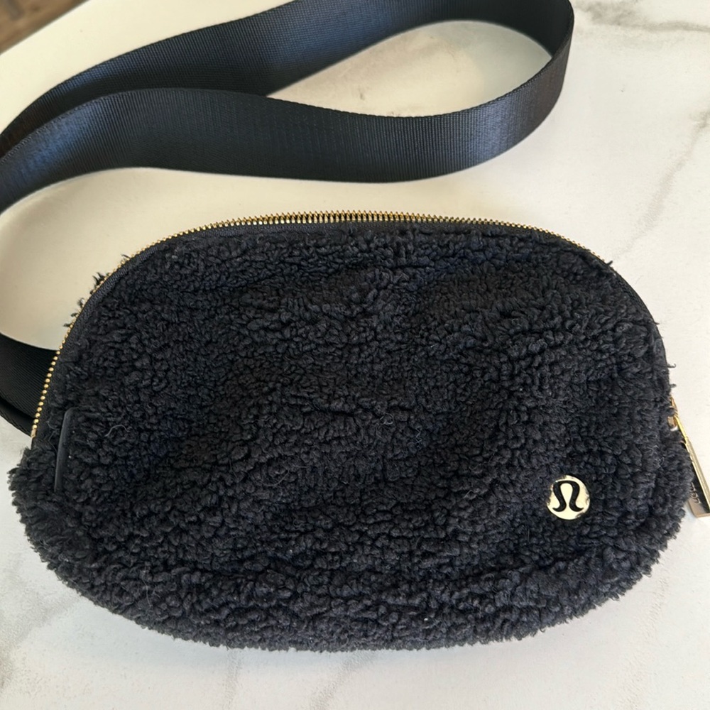 Lululemon Everywhere Crossbody Belt Bag. Like new, used once. Black/Gold